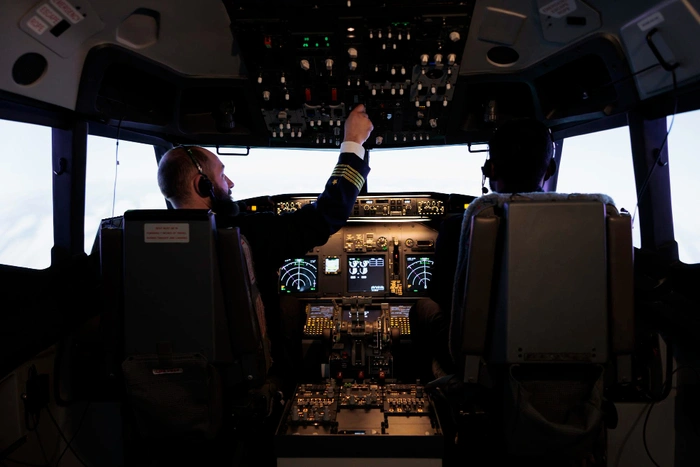 Pilot von Horizon Tours im Cockpit