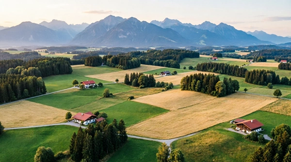 Alpenvorland mit Wiesen und Wäldern aus der Luft
