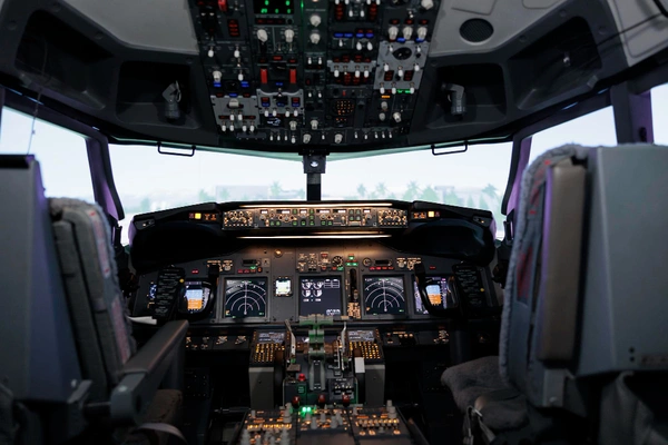 Cockpit eines Privatflugzeugs über den Alpen