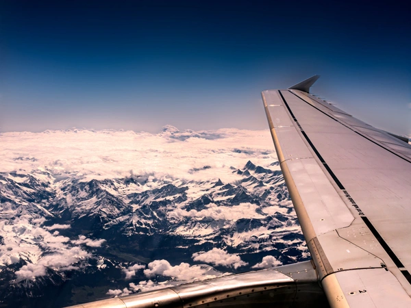 Blick aus dem Flugzeugfenster auf die Alpen